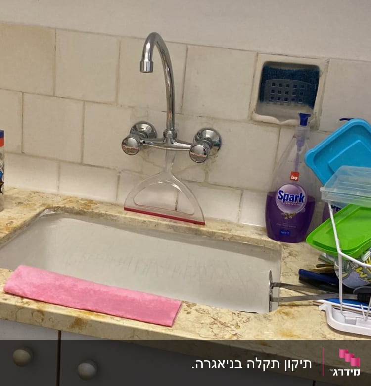 כיור מטבח עם ברז נירוסטה ומתקן לייבוש כלים